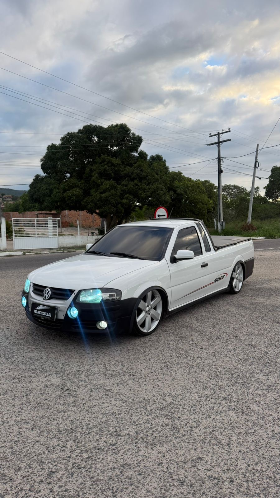 UMA SAVEIRO SURF COM RODAS ARO 18 + SUSPENSÃO A AR OU 40 MIL NO PIX